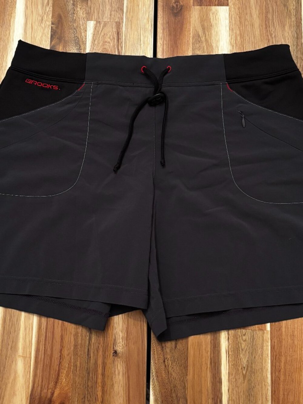 Brooks Women’s M Black Gray Running Shorts Drawstring Zip Pocket Athletic (2082)